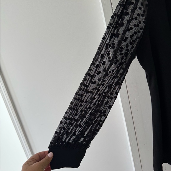 Black top with mess arms with detail - Picture 2 of 5
